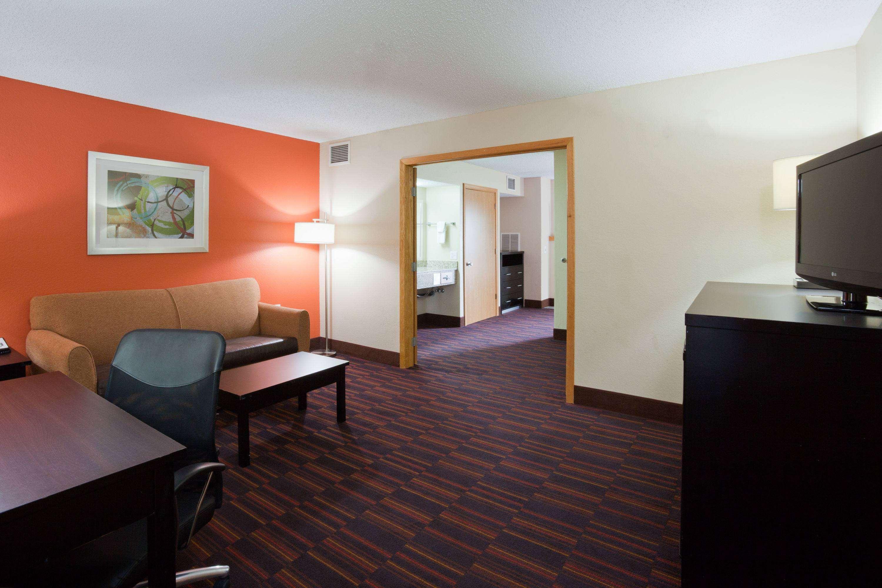 Americinn By Wyndham Near Canterbury Park Hotel