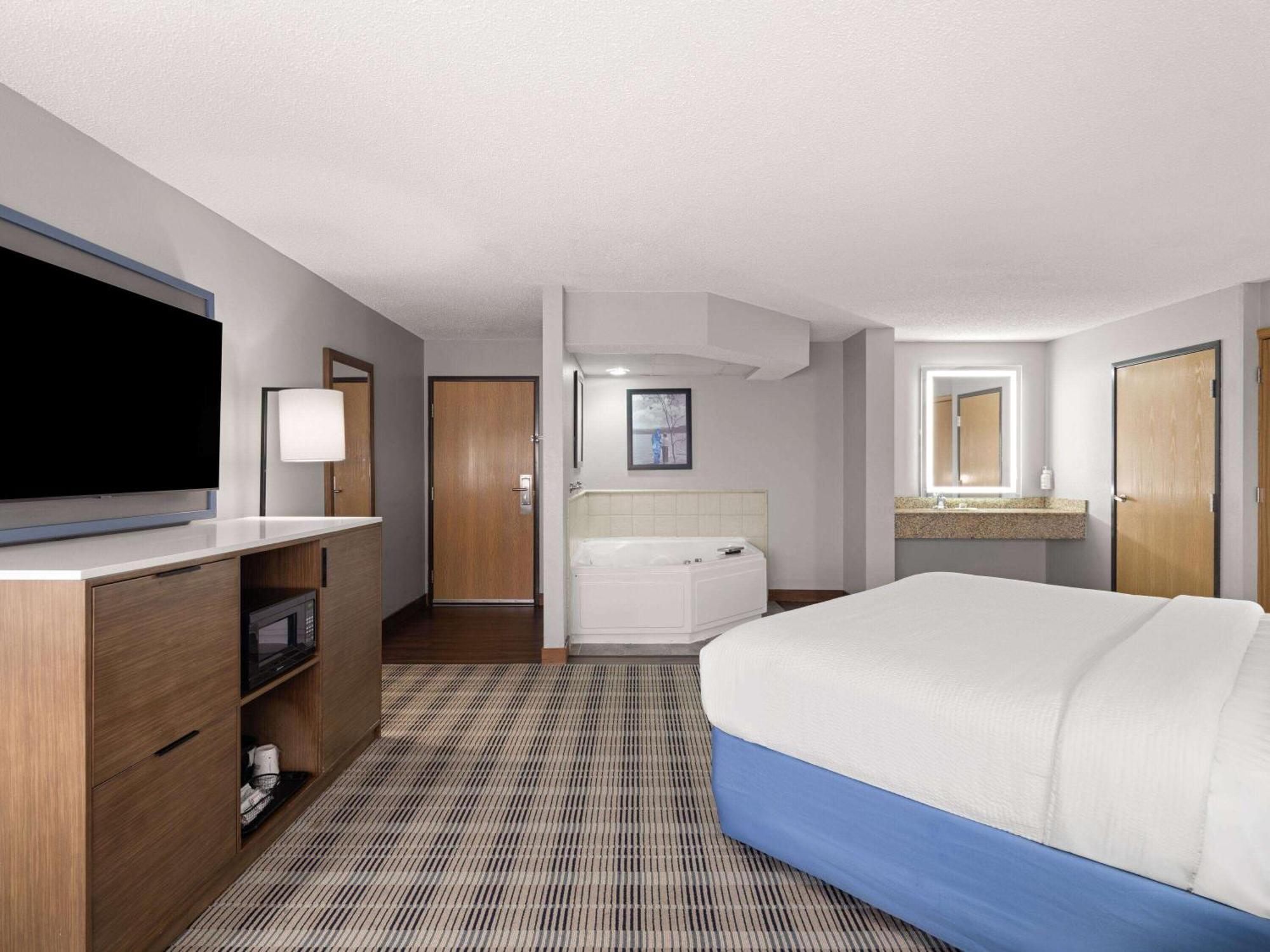 Hotel Americinn By Wyndham Near Canterbury Park Shakopee