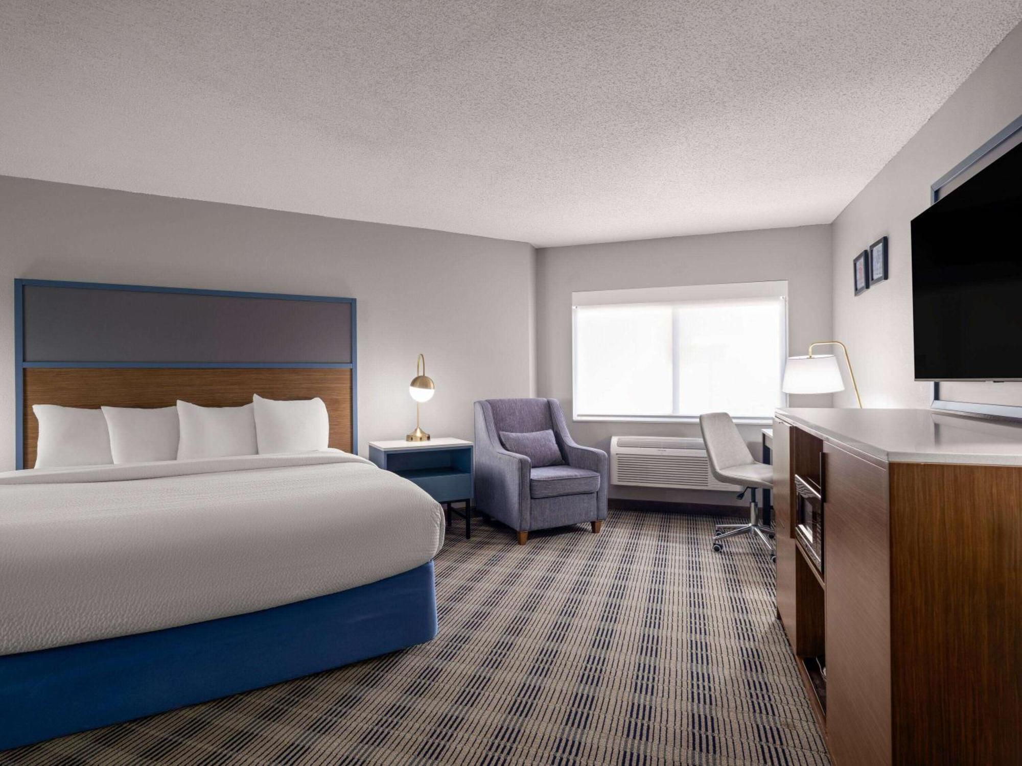 Americinn By Wyndham Near Canterbury Park Hotel