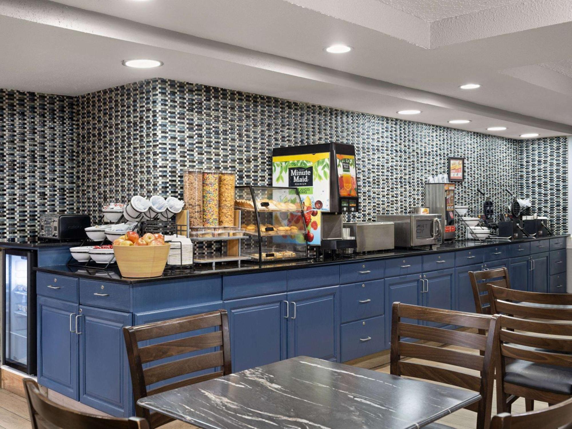 Hotel Americinn By Wyndham Near Canterbury Park