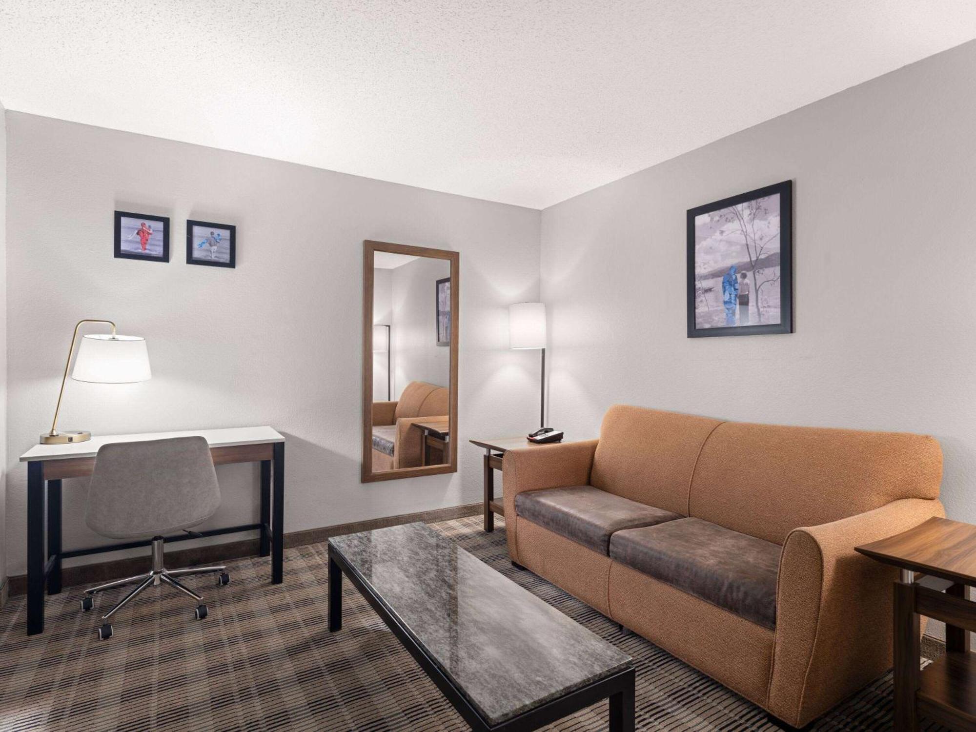 Americinn By Wyndham Near Canterbury Park Hotel